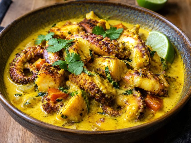 Un plat de poulpe au lait de coco
