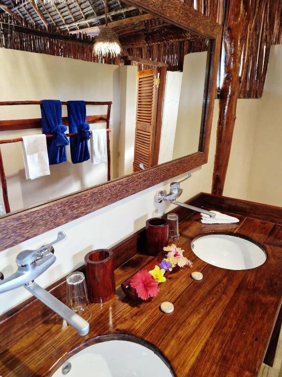 La salle de bains privative, plan de bois massif et double vasque