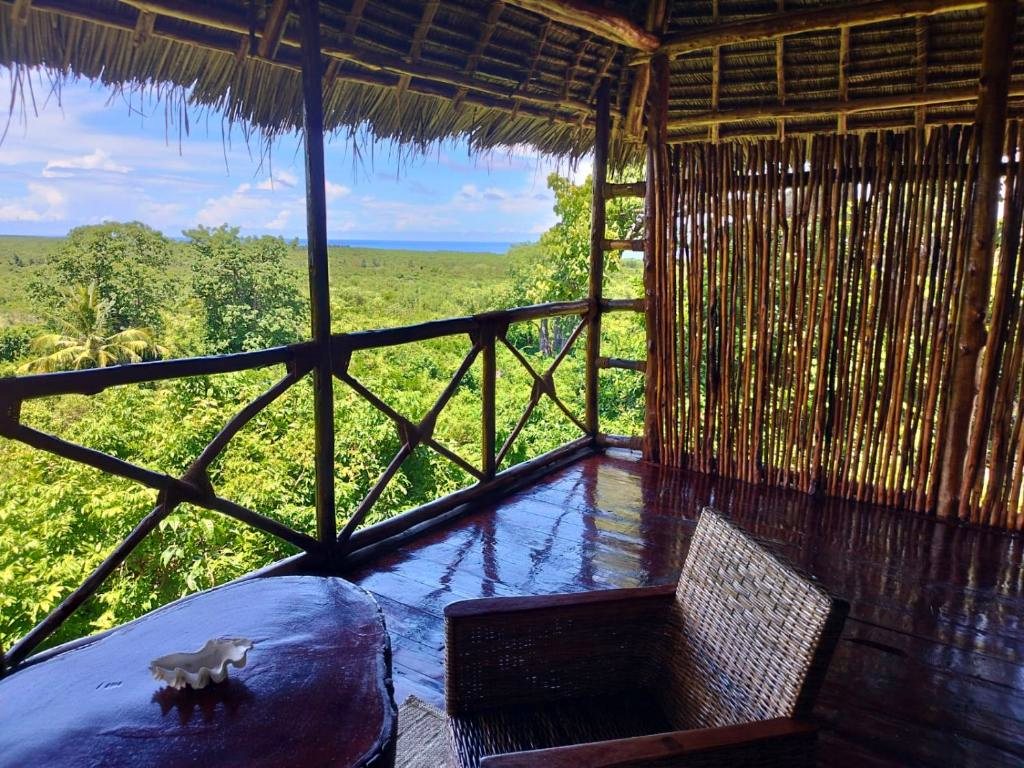 La terrasse du bungalow, ouverte sur la canopée et l'océan