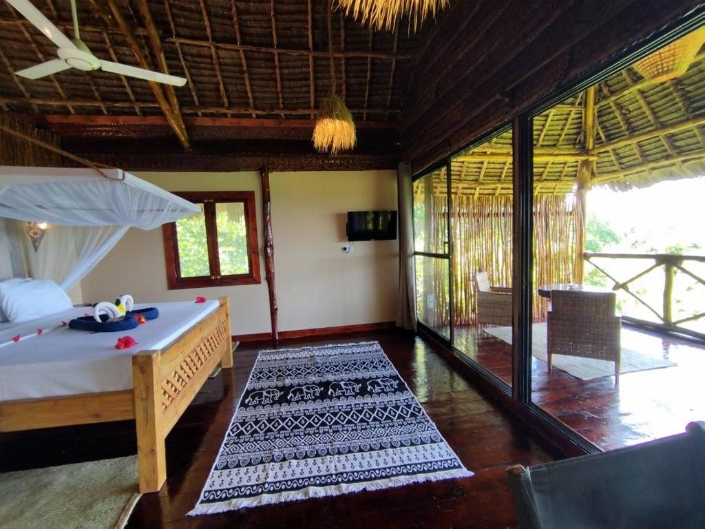 Le salon ouvert sur la terrasse par de grandes baies vitrées