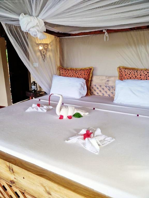 Le bungalow préparé pour l'arrivée : fleurs fraîches et linge plié