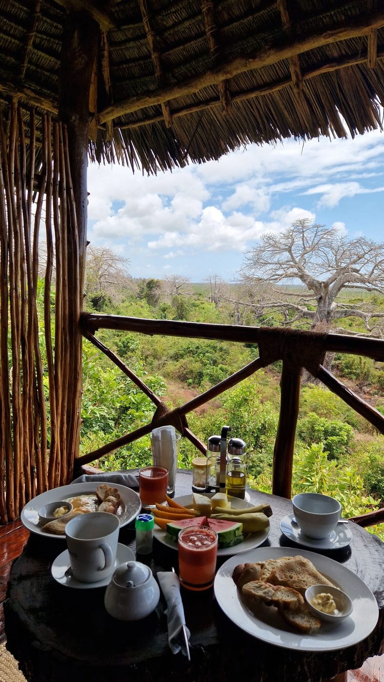 Le petit-déjeuner servi sur la terrasse, face aux baobabs