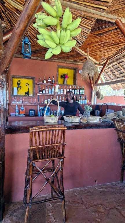 Le bar du lodge, sous son toit de makuti