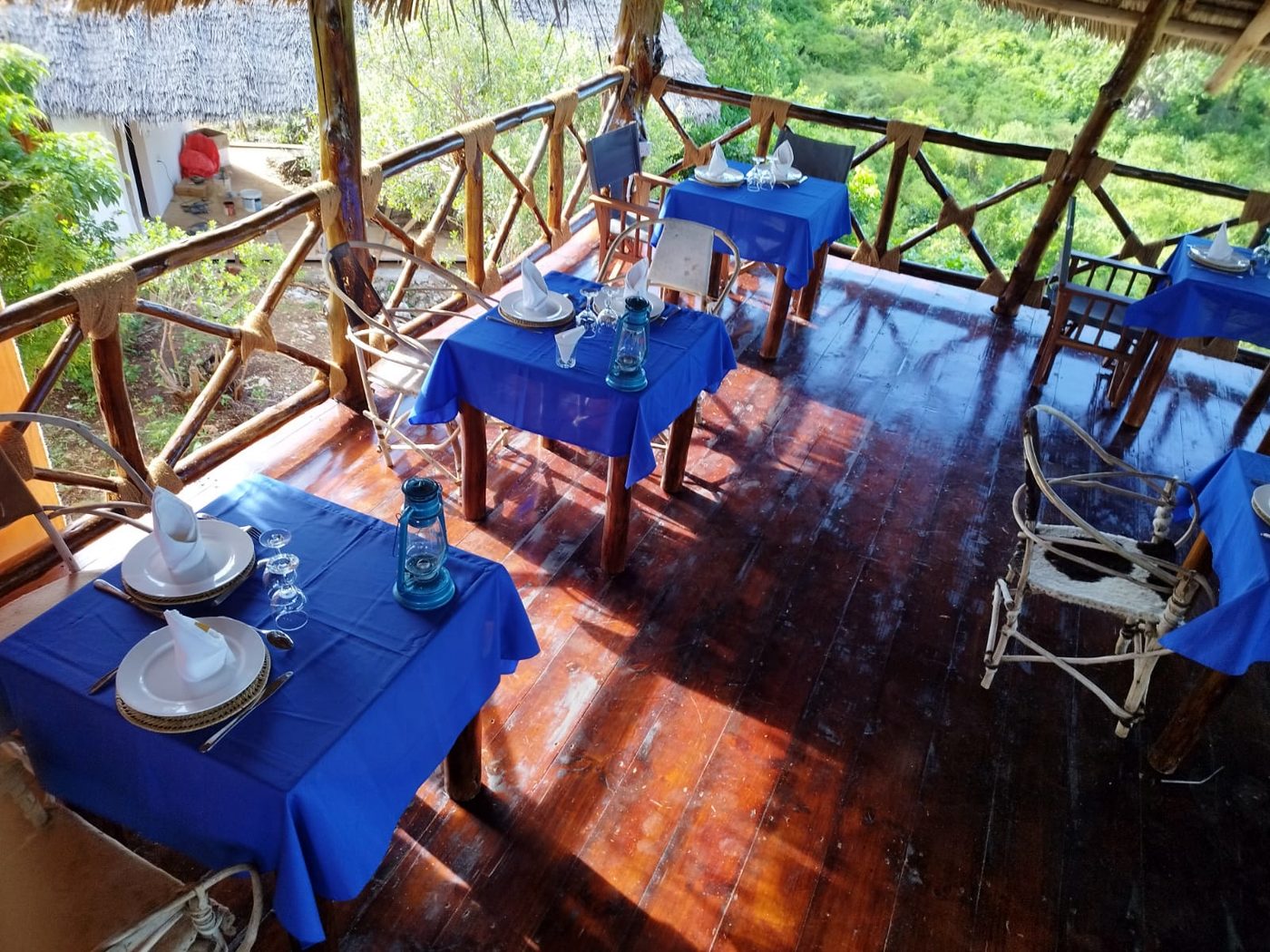 Les tables dressées sur la terrasse en bois, lanternes posées