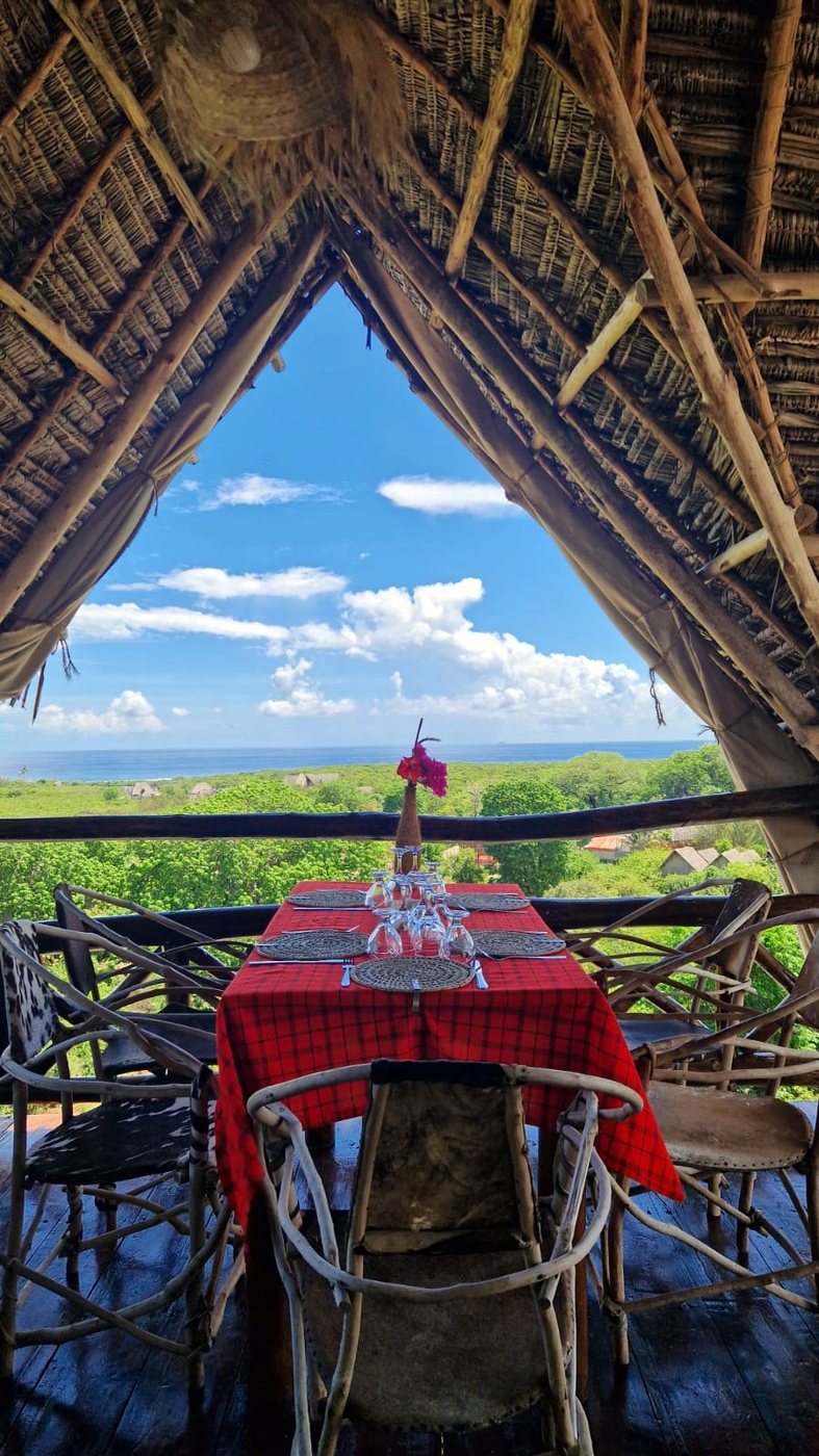 La table dressée sous le toit de makuti, face à l'océan