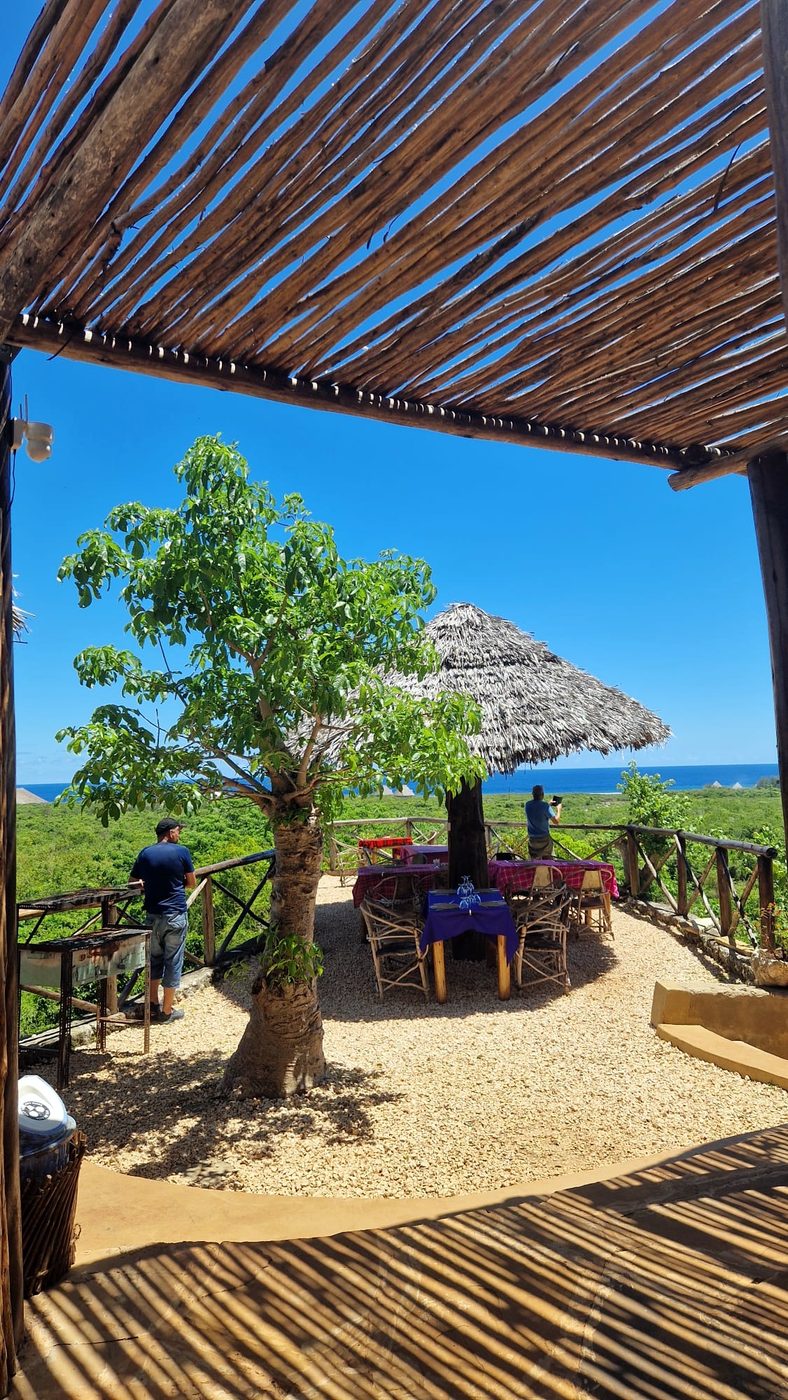 La terrasse ombragée du restaurant, l'océan au fond